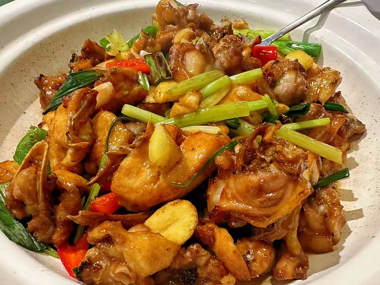 招牌生炒果園雞，薑蔥與雞件大火炒香